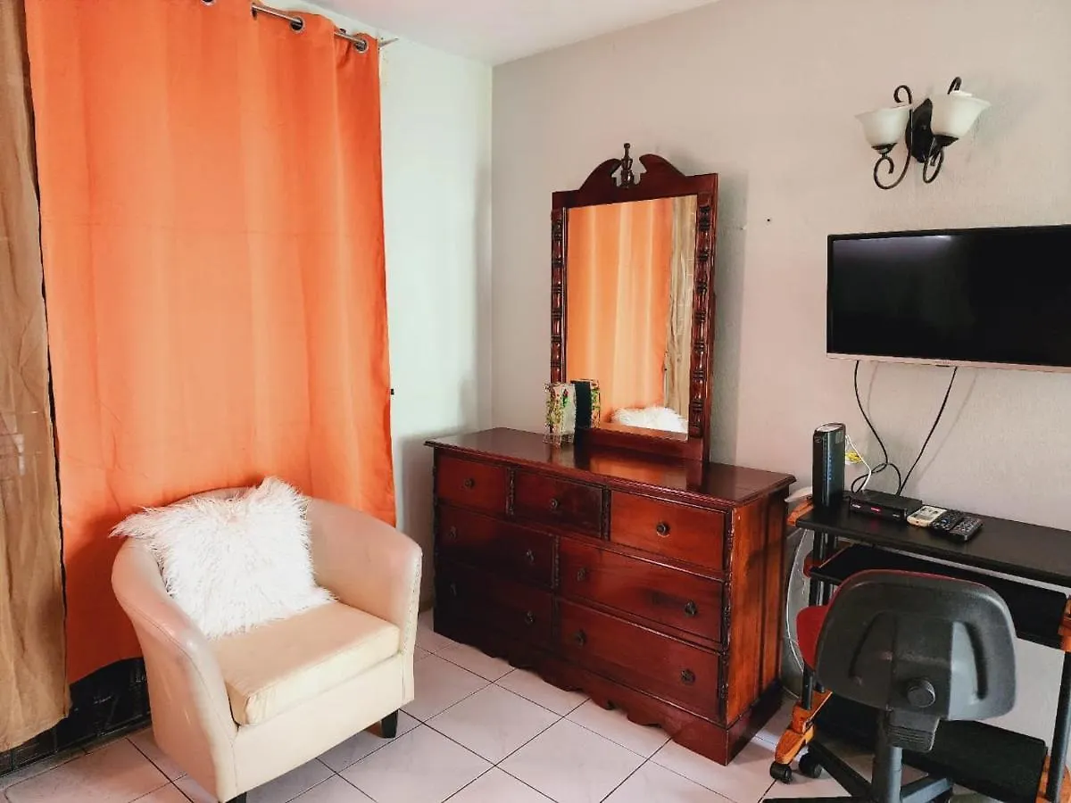 One Stop At Valencia Court Apts Near Usa Embassy Appartamento Kingston