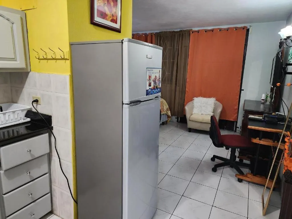 One Stop At Valencia Court Apts Near Usa Embassy Appartamento Kingston